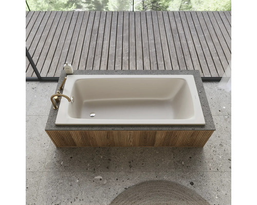 Eingebaute Badewanne mit Armatur in modernem Badezimmer