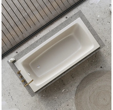 Aufnahme von oben einer Badewanne in einem Badezimmer mit Holzdecke