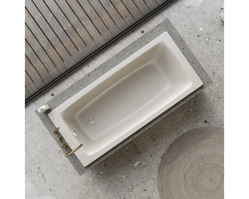 Aufnahme von oben einer Badewanne in einem Badezimmer mit Holzdecke