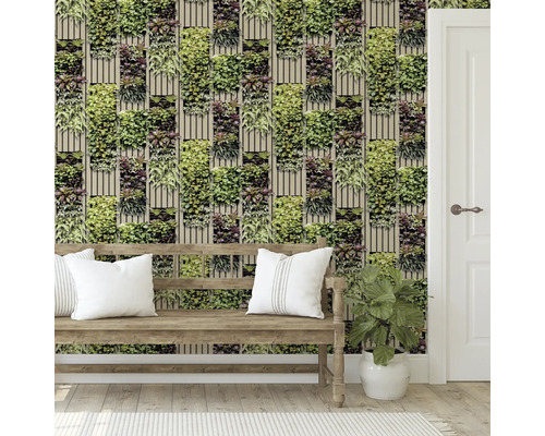 Dekoratives Interieur mit Tapete in Pflanzenwand-Optik, Bank und Zimmerpflanze.