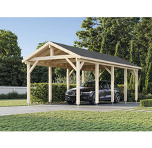 Carport en bois avec une voiture dans la cour