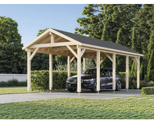 Carport en bois avec une voiture dans la cour