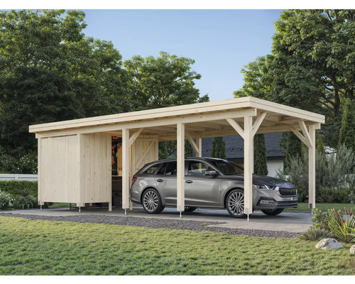 Un carport en bois avec abri de jardin et une voiture sur une pelouse