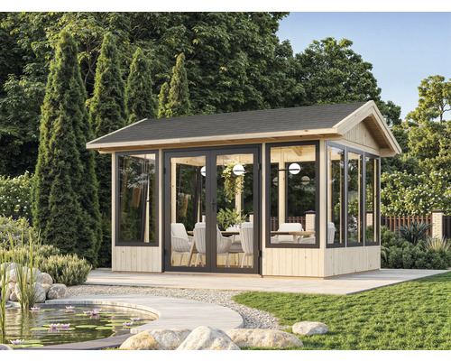 Pavillon de jardin avec façades en verre et terrasse à côté d''un étang