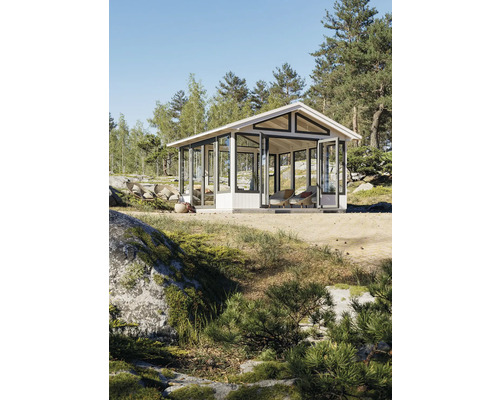 Pavillon de jardin avec façades en verre et sièges à l''extérieur