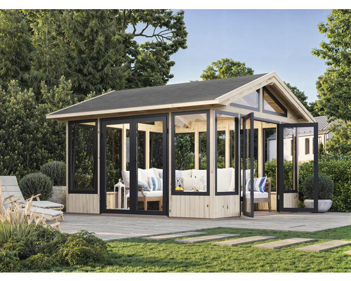 Pavillon autoportant avec façades en verre et cadre en bois dans le jardin