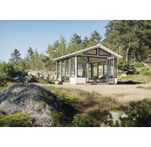 Pavillon de jardin moderne avec façades en verre et sièges dans un environnement naturel