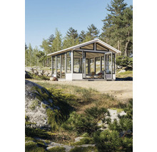 Pavillon de jardin avec murs en verre et mobilier de terrasse dans un environnement naturel