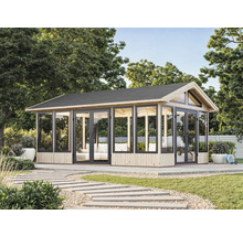 Pavillon de jardin avec portes coulissantes en verre et toit plat sur une terrasse avec jardin