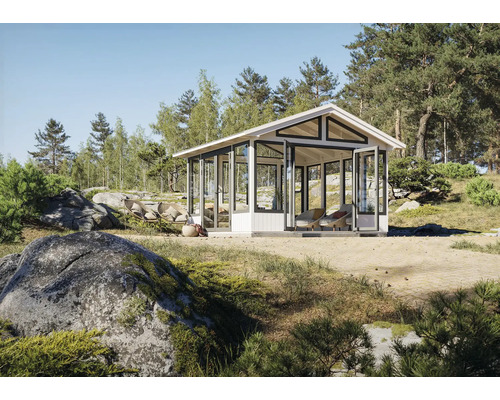 Freistehender Pavillon mit Glaswänden im Garten