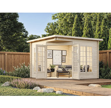 Maison de jardin avec portes doubles ouvertes, terrasse en bois et mobilier de jardin