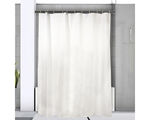 Badezimmer mit Duschvorhang an Duschstange