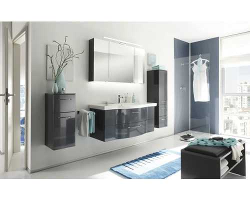 Modernes Badezimmer mit Waschtisch, Spiegelschrank, Hochschrank und Sitzbank