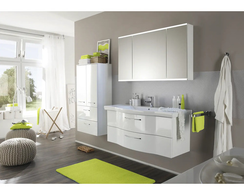 Helles Badezimmer mit weißem Waschtischunterschrank, Spiegelschrank, Hochschrank und Fenster