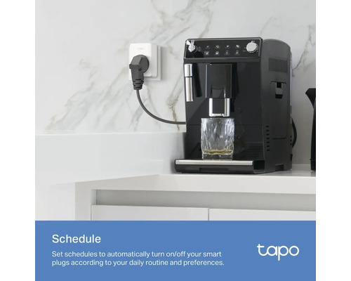 Scène avec une machine à café branchée sur une prise intelligente pour illustrer un programme de contrôle automatique