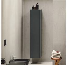 Salle de bain moderne avec meuble sous-lavabo suspendu, bidet et serviettes sur un tabouret