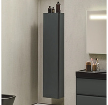 Salle de bains moderne avec armoire haute, lavabo et miroir