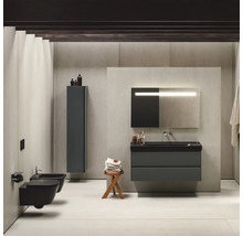 Salle de bains moderne avec lavabo, miroir, toilettes, bidet et armoire