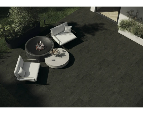 Terrasse mit Feuerstelle, Sesseln und Terrassenplatten