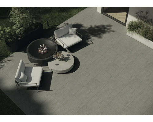 Terrasse avec dalles de terrasse, foyer, fauteuils et table