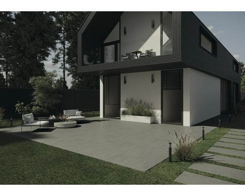 Maison moderne avec terrasse, mobilier de jardin et pelouses