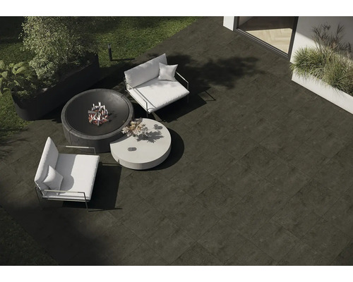 Terrasse avec carrelage de sol, foyer et sièges d''extérieur