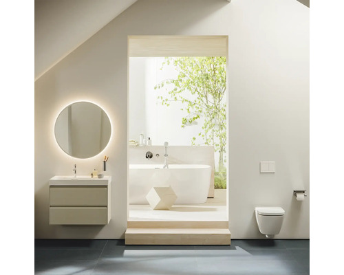 Salle de bains avec lavabo, miroir lumineux, baignoire et WC suspendu