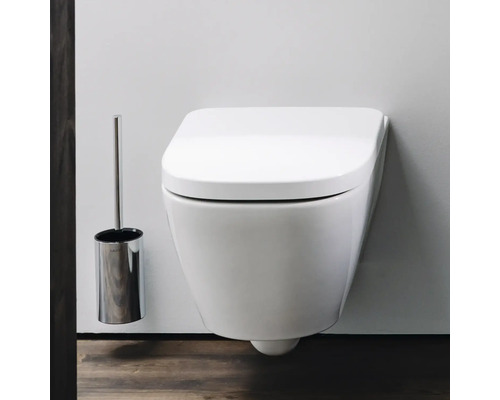 WC suspendu avec brosse de toilette dans la salle de bains.