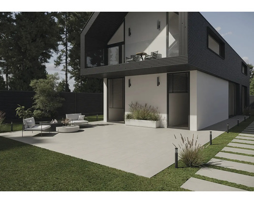 Modernes Haus mit Terrasse, Gartenmöbeln und Rasenflächen