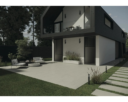 Modernes Haus mit Terrasse, Gartenmöbeln und Rasenflächen