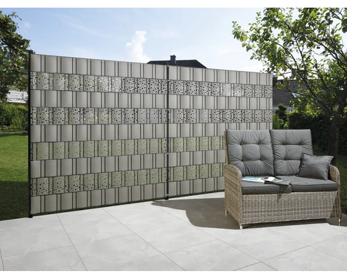 Clôture d''intimité en plastique avec motifs décoratifs à côté d''un canapé de jardin
