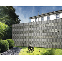 Garten mit Sichtschutzzaun aus Kunststoff mit Muster