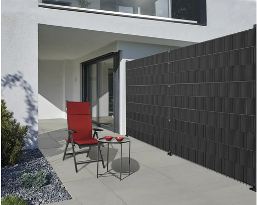 Espace extérieur avec pare-vue, chaise et table d''appoint pour intimité et confort