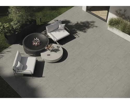 Garten mit Steinplatten, Feuerstelle, Sesseln und Tisch