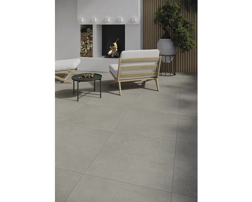 Wohnraum mit modernem Kamin, Sitzgelegenheiten und Bodenfliesen