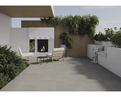 Terrasse mit Sitzbereich, Kamin und Pflanzen