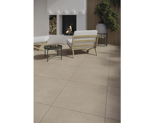 Heller Terrassenbereich mit Bodenfliesen, Sesseln und Kamin