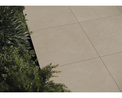 Terrasse mit Keramikfliesen und Pflanzen