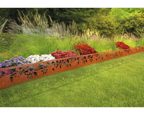 Dekorative Rasenkante aus Metall mit Blumenmuster zur Gartengestaltung.