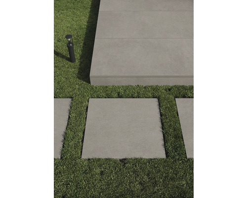 Gartengestaltung mit Rasen, Steinplatten und Aussenleuchte