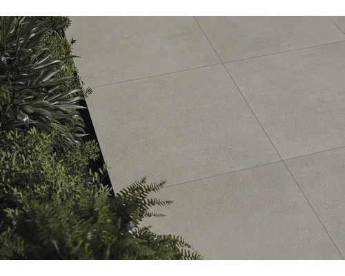 Verlegte Terrassenplatten neben Pflanzen