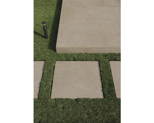 Szene mit Terrassenplatten aus Stein auf Rasen