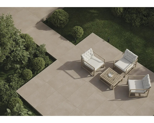 Garten mit Terrassenplatten, Sitzgruppe und Grünpflanzen