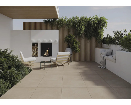 Terrasse mit Bodenfliesen, Kamin und Sitzbereich im Freien.