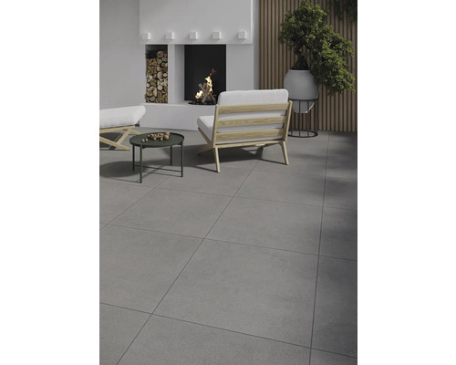 Heller Wohnraum mit Kamin, Sitzgelegenheiten und Bodenfliesen