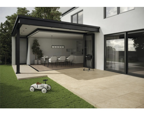 Aussenbereich eines Hauses mit Terrasse, Grill und offenem Wohnbereich