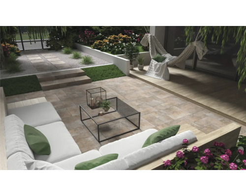 Terrasse mit Steinplatten, Gartenmöbeln und Bepflanzung für einen entspannten Aussenbereich.