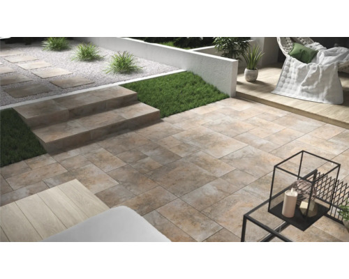 Terrasse mit Steinfliesen und Treppe im Gartenbereich