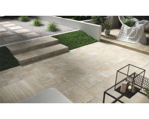 Gartenbereich mit Steintreppe, Kiesbeet und Fliesenboden