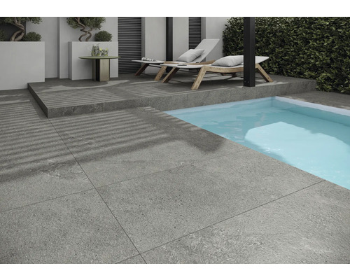 Aussenbereich mit grauen Bodenfliesen, Pool und Liegestühlen